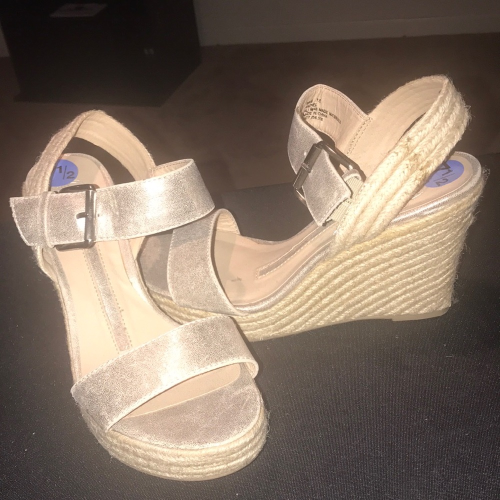 Metallic gold wedge never worn new